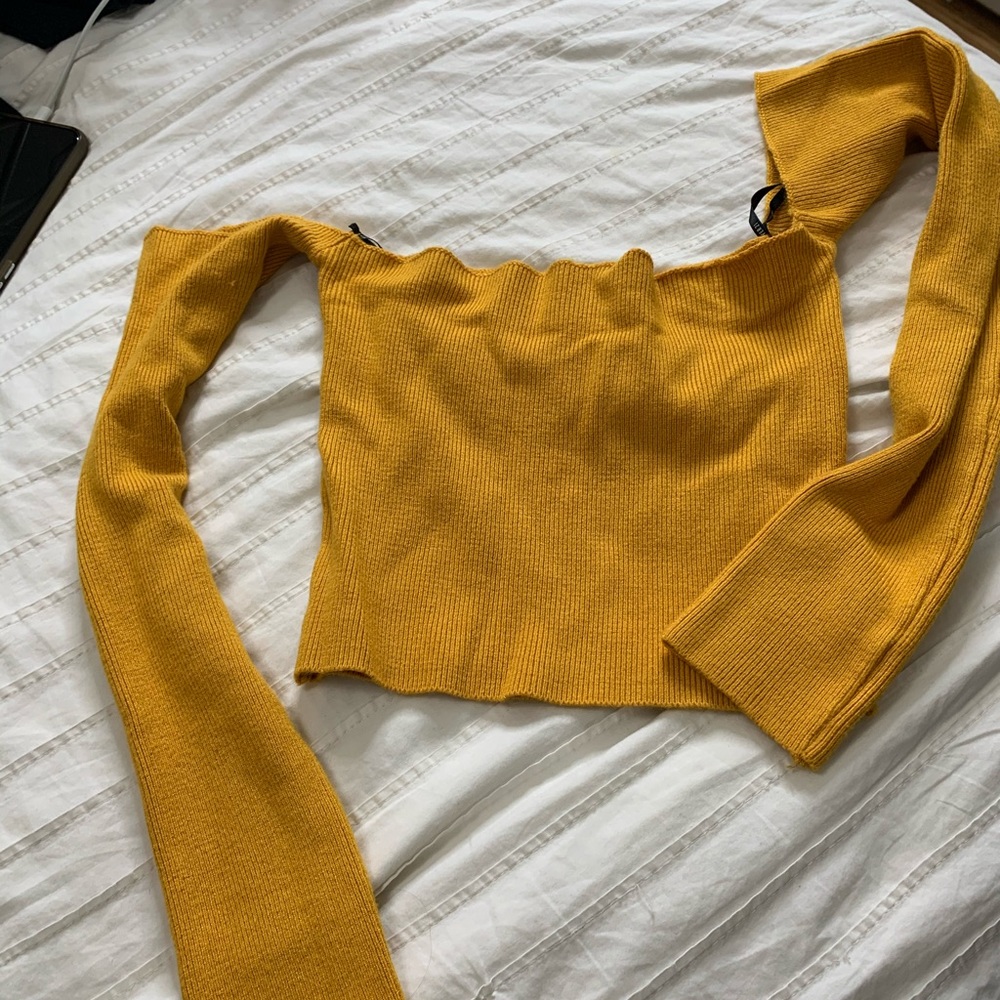 Long sleeve yellow crop top